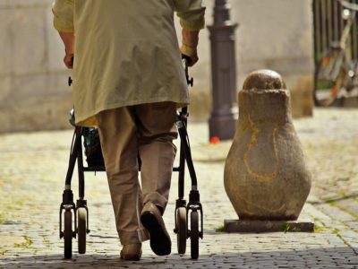 Deambulatori per anziani e disabili: come funzionano, quanto costano e agevolazioni