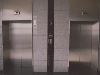 Installazione ascensore in condominio: normative, rischi e costi
